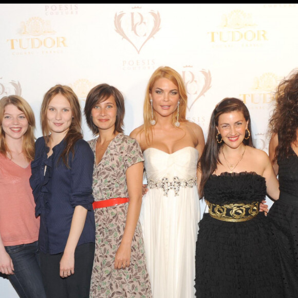 Barbara Cabrita, Blandine Bellavoir, Clémence Bretecher, Ana Girardot, Julie de Bona, Aliona Volskaya, Rona Hartner, Charlotte Desgeorges, Axelle Charvoz - Défilé de mode de la styliste russe Aliona Volskaya. Le 13 juin 2010.