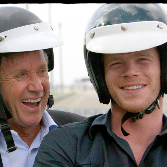 Frank Geney et Yves Rénier sur le tournage du téléfilm "Le monsieur d'en face". Paris. Le 8 septembre 2006.