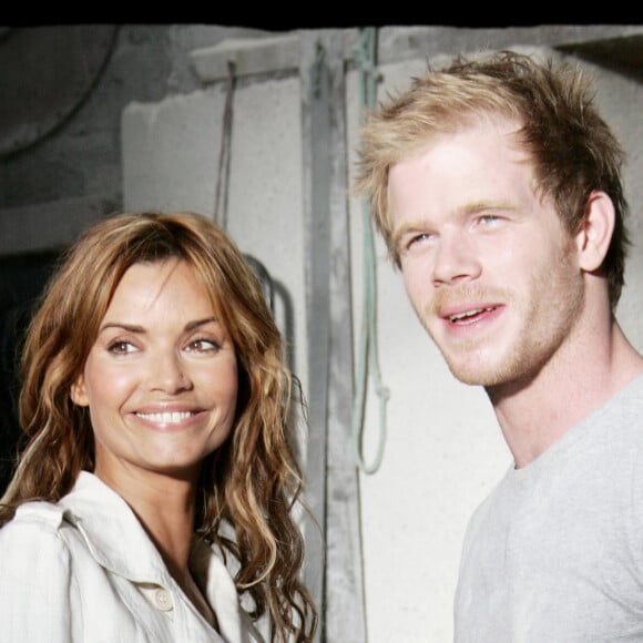 Frank Geney et Ingrid Chauvin sur le tournage du téléfilm "Le monsieur d'en face". Paris. Le 8 septembre 2006.