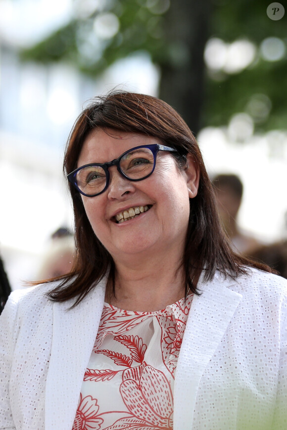 Anne Hidalgo, Maire de Paris, accompagnée de France Brel, la fille du chanteur, inaugure les allées Jacques Brel, dans le 19e arrondissement de Paris. Le 19 juillet 2019. © Stéphane Lemouton / Bestimage