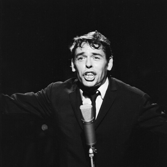 Archives - Jacques Brel sur le plateau de l'émission TV "Le palmarès des chansons". Le 11 novembre 1966 © Alain Canu via Bestimage