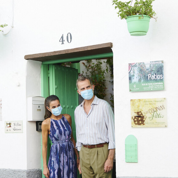 Le roi Felipe VI et la reine Letizia d'Espagne visitent la vieille ville de Cordoue, le 29 juin 2020.