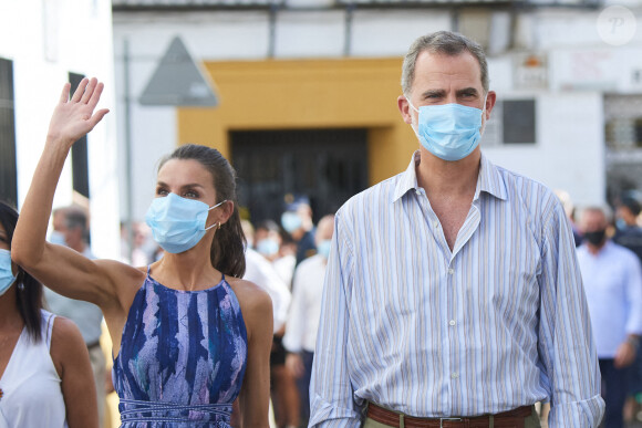Le roi Felipe VI et la reine Letizia d'Espagne visitent la vieille ville de Cordoue, le 29 juin 2020.