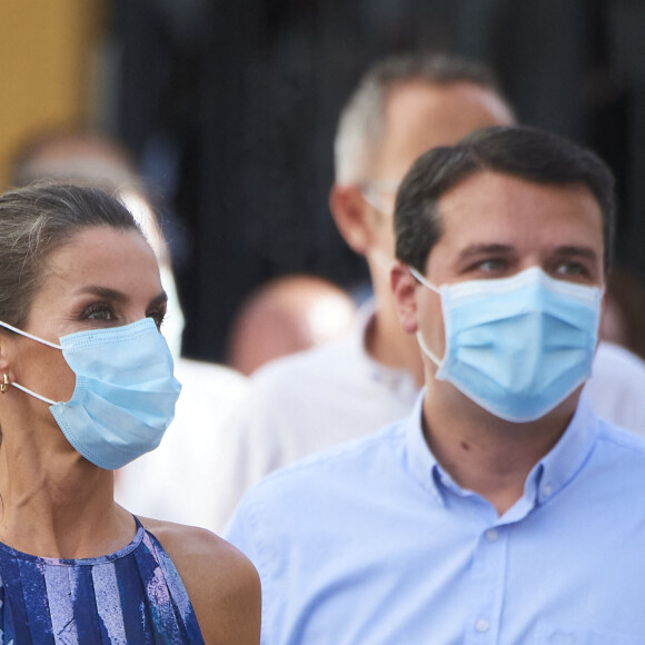 Le roi Felipe VI et la reine Letizia d'Espagne visitent la vieille ville de Cordoue, le 29 juin 2020.