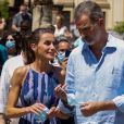 Le roi Felipe VI d'Espagne et la reine Letizia visitent le quartier tres mil viviendas à Séville le 29 juin 2020.