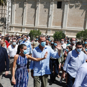 Le roi Felipe VI d'Espagne et la reine Letizia visitent le quartier tres mil viviendas à Séville le 29 juin 2020.