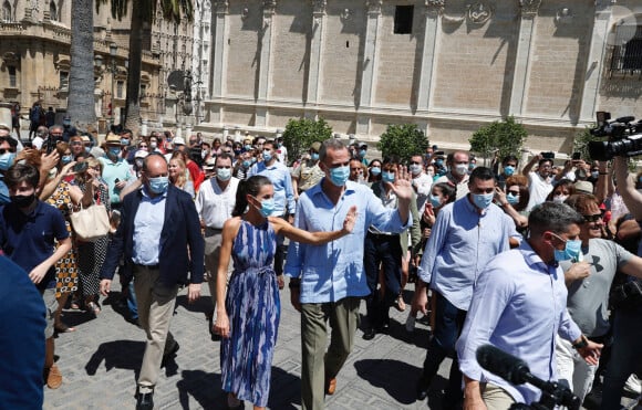 Le roi Felipe VI d'Espagne et la reine Letizia visitent le quartier tres mil viviendas à Séville le 29 juin 2020.