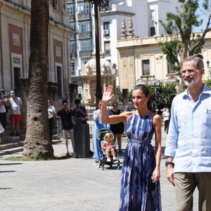 Le roi Felipe VI d'Espagne et la reine Letizia visitent le quartier tres mil viviendas à Séville le 29 juin 2020.