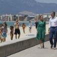 Le roi Felipe VI et la reine Letizia d'Espagne en visite à Playa de Palma, le 24 juin 2020.
