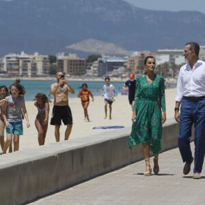 Le roi Felipe VI et la reine Letizia d'Espagne en visite à Playa de Palma, le 24 juin 2020.