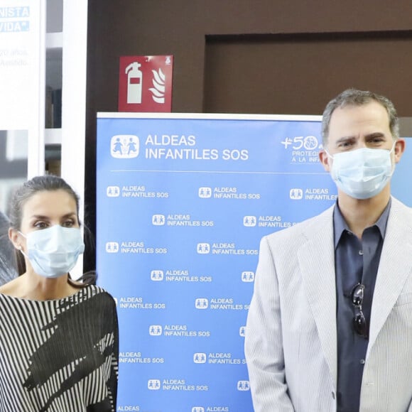 Le roi Felipe VI et la reine Letizia d'Espagne, masqués pour se protéger de l'épidémie de Coronavirus (Covid-19) visitent le centre 'SOS Aldeas Infantiles' à El Escorial le 19 juin 2020.