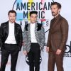 Joseph Mazzello, Rami Malek, Gwilym Lee à la soirée 2018 American Music Awards au théâtre Microsoft à Los Angeles, le 9 octobre 2018.