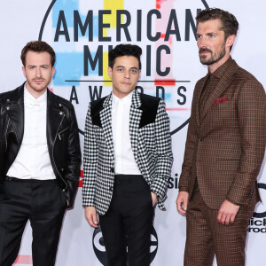 Joseph Mazzello, Rami Malek, Gwilym Lee à la soirée 2018 American Music Awards au théâtre Microsoft à Los Angeles, le 9 octobre 2018.