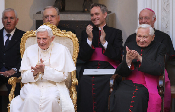 Le pape Benoît XVI et son frère Georg Ratzinger en mars 2012.