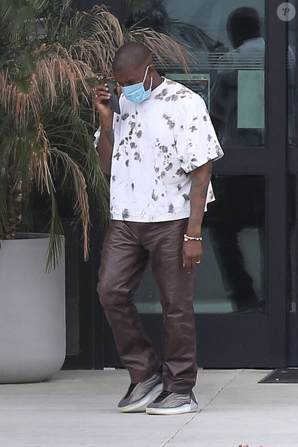 Exclusif - Kanye West prend un appel dans la rue à l'Aéroport de Van Nuys à Los Angeles le 1er juillet 2020.