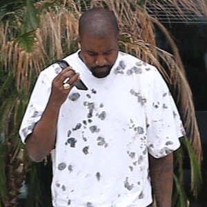 Exclusif - Kanye West prend un appel dans la rue à l'Aéroport de Van Nuys à Los Angeles le 1er juillet 2020.