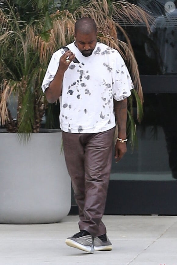 Exclusif - Kanye West prend un appel dans la rue à l'Aéroport de Van Nuys à Los Angeles le 1er juillet 2020.