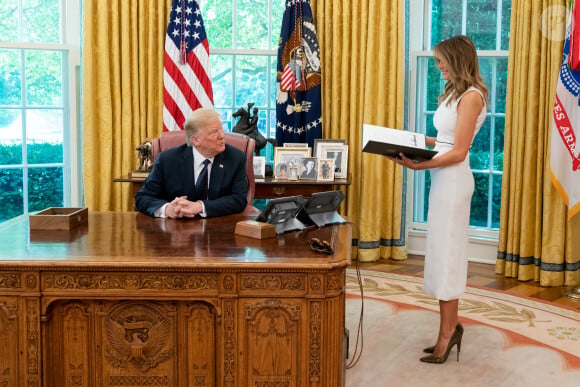 Le président Donald Trump signe une loi sur la protection de l'enfance en présence de la première dame Melania à la Maison Blanche à Washington le 24 juin 2020. © White House/ZUMA Wire/ZUMAPRESS.com / Bestimage