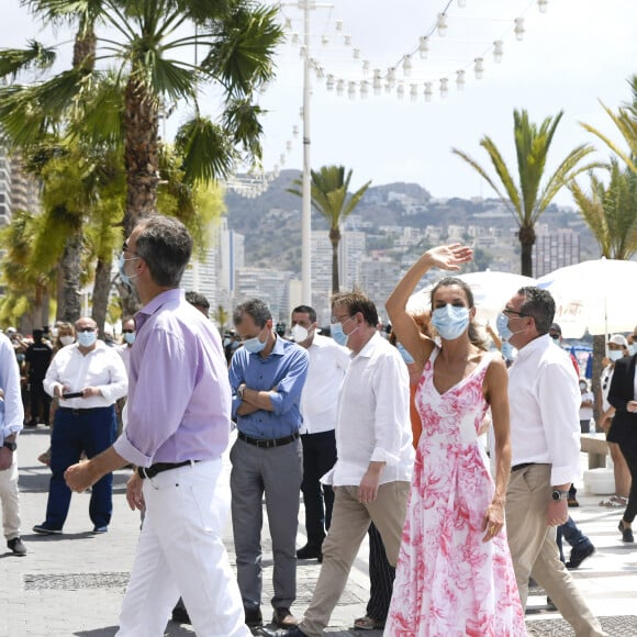 Le roi Felipe VI et la reine Letizia d'Espagne en visite à Benidorm, le 3 juillet 2020, pour faire le point sur la situation économique et sociale après l'épidémie de coronavirus (Covid-19).