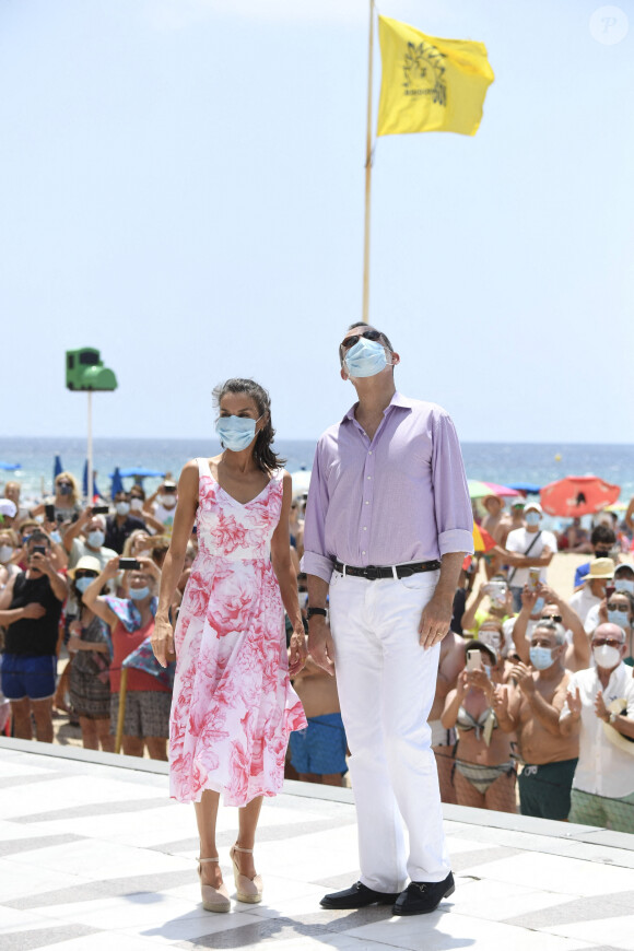 Le roi Felipe VI et la reine Letizia d'Espagne en visite à Benidorm, le 3 juillet 2020, pour faire le point sur la situation économique et sociale après l'épidémie de coronavirus (Covid-19).