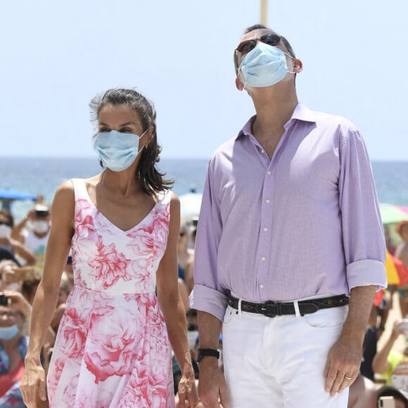 Le roi Felipe VI et la reine Letizia d'Espagne en visite à Benidorm, le 3 juillet 2020, pour faire le point sur la situation économique et sociale après l'épidémie de coronavirus (Covid-19).