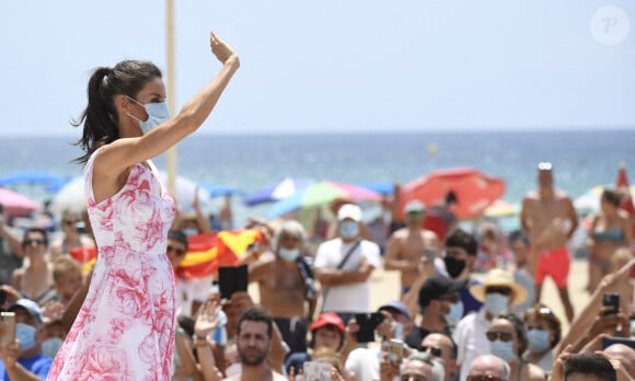 Le roi Felipe VI et la reine Letizia d'Espagne en visite à Benidorm, le 3 juillet 2020, pour faire le point sur la situation économique et sociale après l'épidémie de coronavirus (Covid-19).