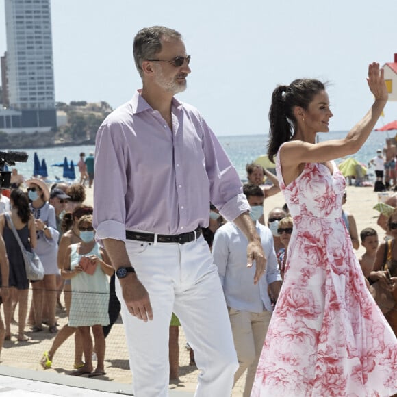 Le roi Felipe VI et la reine Letizia d'Espagne en visite à Benidorm, le 3 juillet 2020, pour faire le point sur la situation économique et sociale après l'épidémie de coronavirus (Covid-19).