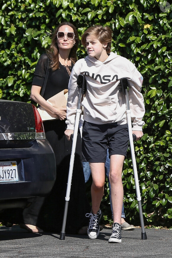 Exclusif - Angelina Jolie est allée acheter des fleurs avec ses enfants Shiloh et Vivienne dans le quartier de Los Feliz à Los Angeles. Le 8 mars 2020