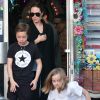 Exclusif - Angelina Jolie fait du shopping avec ses enfants Knox Leon Jolie-Pitt et Vivienne Marcheline Jolie-Pitt dans le quartier Los Feliz à Los Angeles, Californie, Etats-Unis, le 4 janvier 2020.