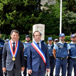 Premier conseil municipal de la nouvelle mandature et l'élection du Maire de Nice, Christian Estrosi et de ses adjoints, le 3 juillet 2020. Autour du maire, on trouve comme nouveau conseiller municipal qui sera en charge de la condition animale, le journaliste et chroniqueur télé, Henry-Jean Servat. Après ce premier conseil, l'ensemble des élus s'est rendu au monument aux morts déposer une gerbe comme le veut la tradition. Durant sa ré-élection Christian Estrosi a pu compter sur le soutient de sa femme Laura Tenoudji Estrosi installée juste derrière lui dans la salle du conseil à la mairie de Nice. © Bruno Bebert / Bestimage 03/07/2020 - Nice