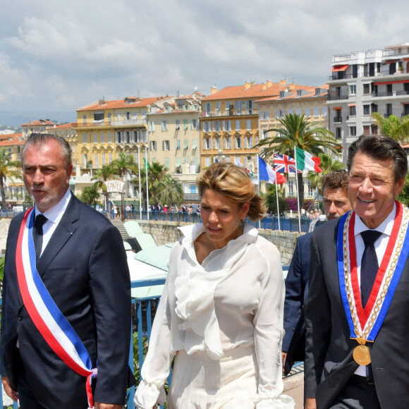 Christian Estrosi, maire de Nice et sa femme Laura Tenoudji Estrosi - Premier conseil municipal de la nouvelle mandature et l'élection du Maire de Nice, Christian Estrosi et de ses adjoints, le 3 juillet 2020. Autour du maire, on trouve comme nouveau conseiller municipal qui sera en charge de la condition animale, le journaliste et chroniqueur télé, Henry-Jean Servat. Après ce premier conseil, l'ensemble des élus s'est rendu au monument aux morts déposer une gerbe comme le veut la tradition. Durant sa ré-élection Christian Estrosi a pu compter sur le soutient de sa femme Laura Tenoudji Estrosi installée juste derrière lui dans la salle du conseil à la mairie de Nice. © Bruno Bebert / Bestimage 03/07/2020 - Nice