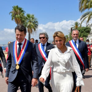 Christian Estrosi, maire de Nice et sa femme Laura Tenoudji Estrosi - Premier conseil municipal de la nouvelle mandature et l'élection du Maire de Nice, Christian Estrosi et de ses adjoints, le 3 juillet 2020. Autour du maire, on trouve comme nouveau conseiller municipal qui sera en charge de la condition animale, le journaliste et chroniqueur télé, Henry-Jean Servat. Après ce premier conseil, l'ensemble des élus s'est rendu au monument aux morts déposer une gerbe comme le veut la tradition. Durant sa ré-élection Christian Estrosi a pu compter sur le soutient de sa femme Laura Tenoudji Estrosi installée juste derrière lui dans la salle du conseil à la mairie de Nice. © Bruno Bebert / Bestimage 03/07/2020 - Nice