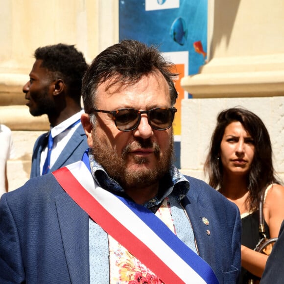 Henry-Jean Servat - Premier conseil municipal de la nouvelle mandature et l'élection du Maire de Nice, Christian Estrosi et de ses adjoints, le 3 juillet 2020. Autour du maire, on trouve comme nouveau conseiller municipal qui sera en charge de la condition animale, le journaliste et chroniqueur télé, Henry-Jean Servat. Après ce premier conseil, l'ensemble des élus s'est rendu au monument aux morts déposer une gerbe comme le veut la tradition. Durant sa ré-élection Christian Estrosi a pu compter sur le soutient de sa femme Laura Tenoudji Estrosi installée juste derrière lui dans la salle du conseil à la mairie de Nice. © Bruno Bebert / Bestimage 03/07/2020 - Nice