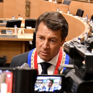 Premier conseil municipal de la nouvelle mandature et l'élection du Maire de Nice, Christian Estrosi et de ses adjoints, le 3 juillet 2020. Autour du maire, on trouve comme nouveau conseiller municipal qui sera en charge de la condition animale, le journaliste et chroniqueur télé, Henry-Jean Servat. Après ce premier conseil, l'ensemble des élus s'est rendu au monument aux morts déposer une gerbe comme le veut la tradition. Durant sa ré-élection Christian Estrosi a pu compter sur le soutient de sa femme Laura Tenoudji Estrosi installée juste derrière lui dans la salle du conseil à la mairie de Nice. © Bruno Bebert / Bestimage 03/07/2020 - Nice