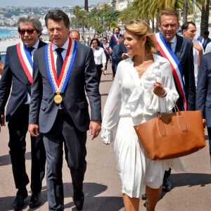 Christian Estrosi, maire de Nice et sa femme Laura Tenoudji Estrosi - Premier conseil municipal de la nouvelle mandature et l'élection du Maire de Nice, Christian Estrosi et de ses adjoints, le 3 juillet 2020. Autour du maire, on trouve comme nouveau conseiller municipal qui sera en charge de la condition animale, le journaliste et chroniqueur télé, Henry-Jean Servat. Après ce premier conseil, l'ensemble des élus s'est rendu au monument aux morts déposer une gerbe comme le veut la tradition. Durant sa ré-élection Christian Estrosi a pu compter sur le soutient de sa femme Laura Tenoudji Estrosi installée juste derrière lui dans la salle du conseil à la mairie de Nice. © Bruno Bebert / Bestimage 03/07/2020 - Nice