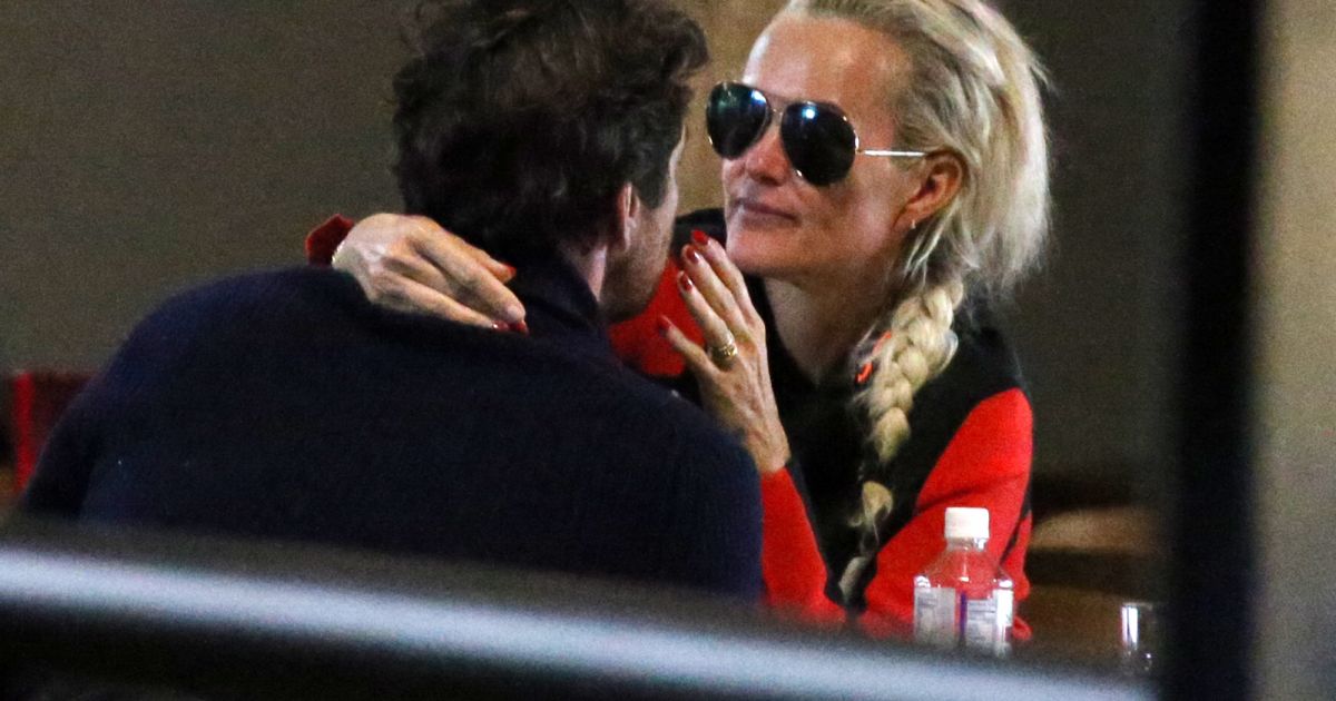 Exclusif Laeticia Hallyday et son compagnon Pascal Balland lors d une journée au ski à la