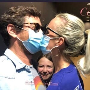 Laeticia Hallyday a republié une photo de Pascal Balland l'embrassant avec un masque sur Instagram le 20 juin 2020.