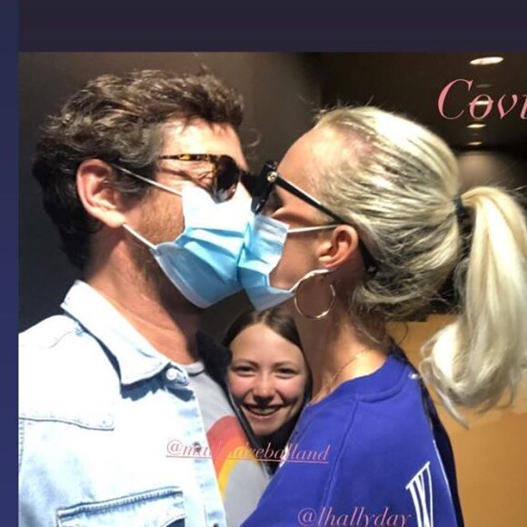 Laeticia Hallyday a republié une photo de Pascal Balland l'embrassant avec un masque sur Instagram le 20 juin 2020.