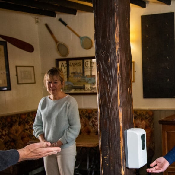 Le prince William, duc de Cambridge, goûte le cidre Aspalls au pub Rose and Crown à Snettisham, Norfolk le 3 juillet 2020.