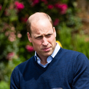 Le prince William, duc de Cambridge, goûte le cidre Aspalls au pub Rose and Crown à Snettisham, Norfolk le 3 juillet 2020.