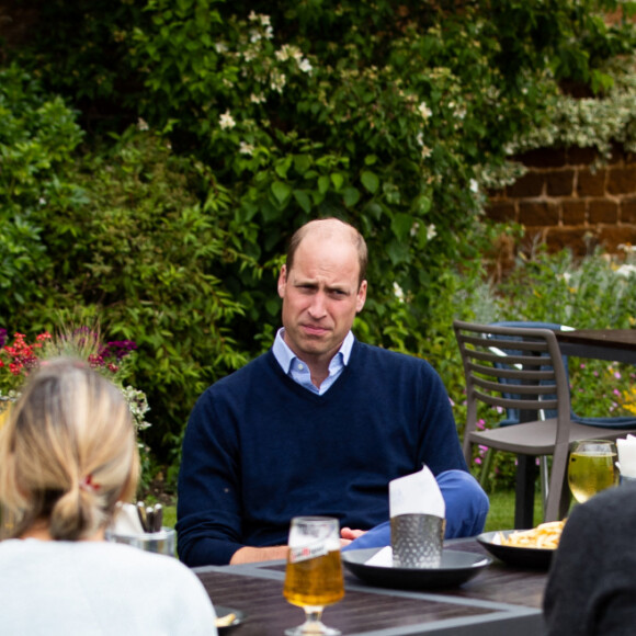 Le prince William, duc de Cambridge, goûte le cidre Aspalls au pub Rose and Crown à Snettisham, Norfolk le 3 juillet 2020.