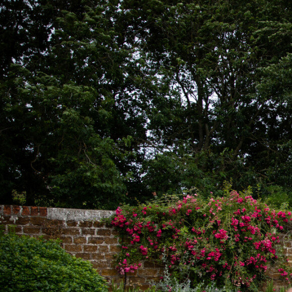 Le prince William, duc de Cambridge, goûte le cidre Aspalls au pub Rose and Crown à Snettisham, Norfolk le 3 juillet 2020.