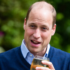 Le prince William, duc de Cambridge, goûte le cidre Aspalls au pub Rose and Crown à Snettisham, Norfolk le 3 juillet 2020.