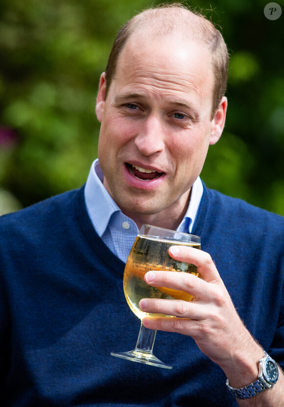 Le prince William, duc de Cambridge, goûte le cidre Aspalls au pub Rose and Crown à Snettisham, Norfolk le 3 juillet 2020.