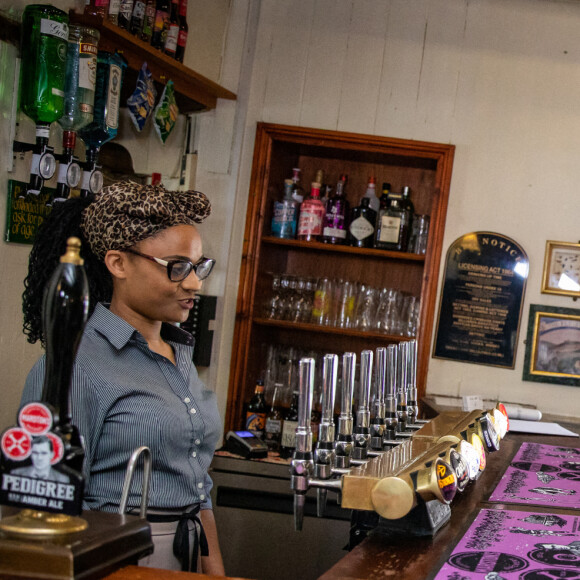 Le prince William, duc de Cambridge, goûte le cidre Aspalls au pub Rose and Crown à Snettisham, Norfolk le 3 juillet 2020.