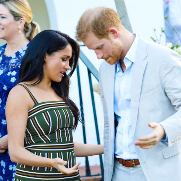 Le prince Harry, duc de Sussex, et Meghan Markle, duchesse de Sussex, lors d'une réception dans les jardins de la résidence du haut-commissaire britannique au Cap, Afrique du Sud, le 24 septembre 2019.