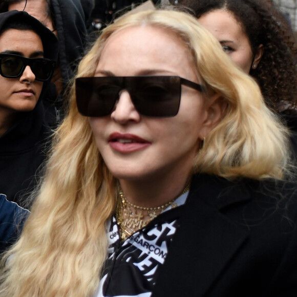 Madonna (en béquilles) participe à une manifestation à Londres lors du mouvement Black Lives Matter rally en hommage à George Floyd et contre les violences policières le 6 juin 2020.