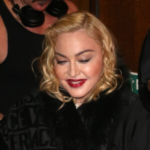 Madonna porte un manteau Versace et marche à l'aide d'une canne à la sortie du London Palladium à Londres. Le 16 février 2020.