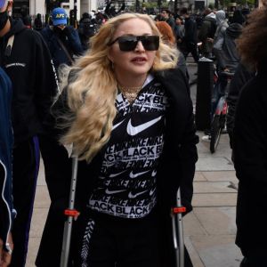 Madonna (en béquilles) participe à une manifestation à Londres lors du mouvement Black Lives Matter rally en hommage à George Floyd et contre les violences policières le 6 juin 2020.