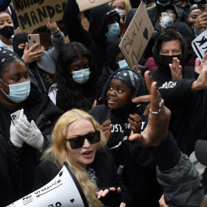 Madonna (en béquilles) participe à une manifestation à Londres lors du mouvement Black Lives Matter rally en hommage à George Floyd et contre les violences policières le 6 juin 2020.